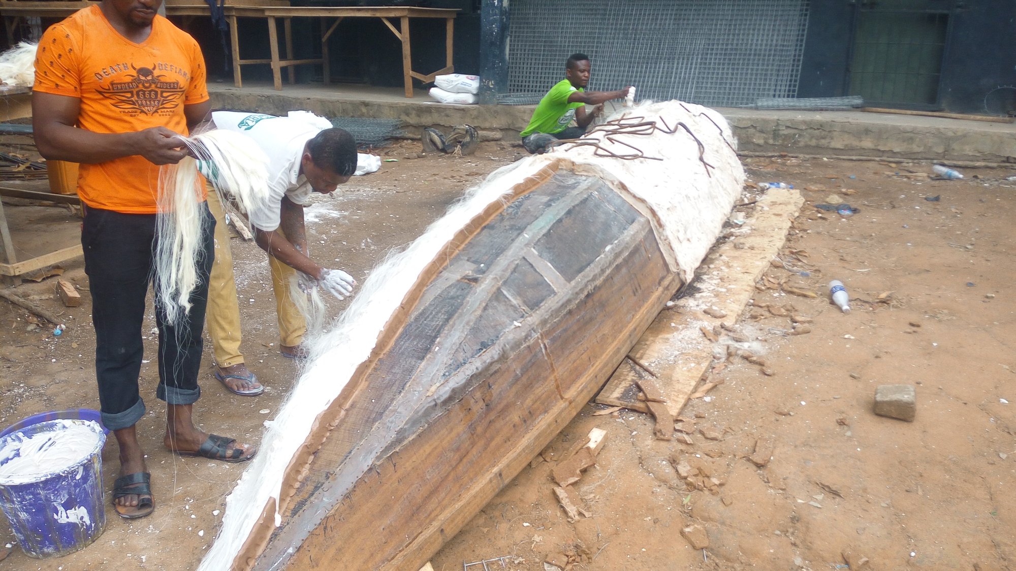 From Ebute: laying fibre matting over the canoe form.