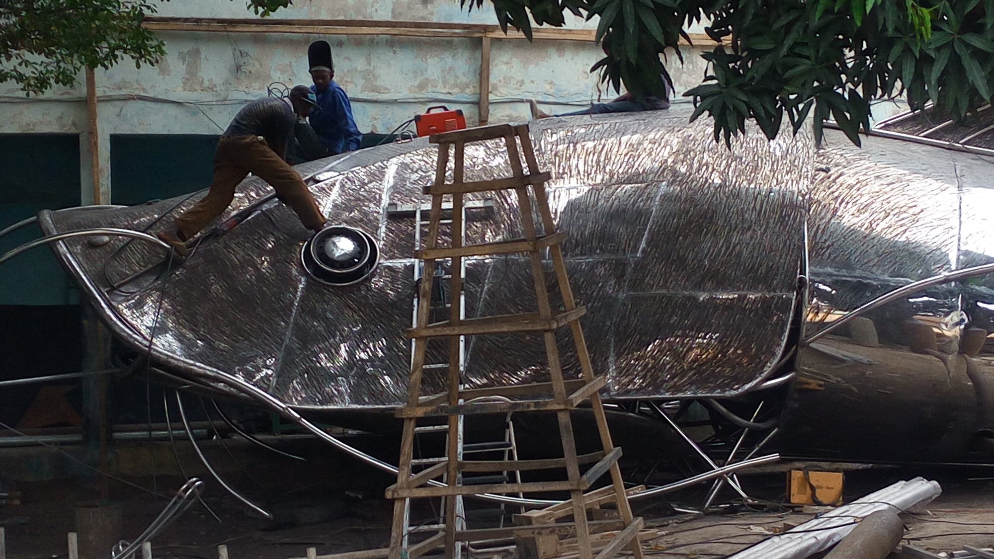 Eja Nla: cladding the head in metal.